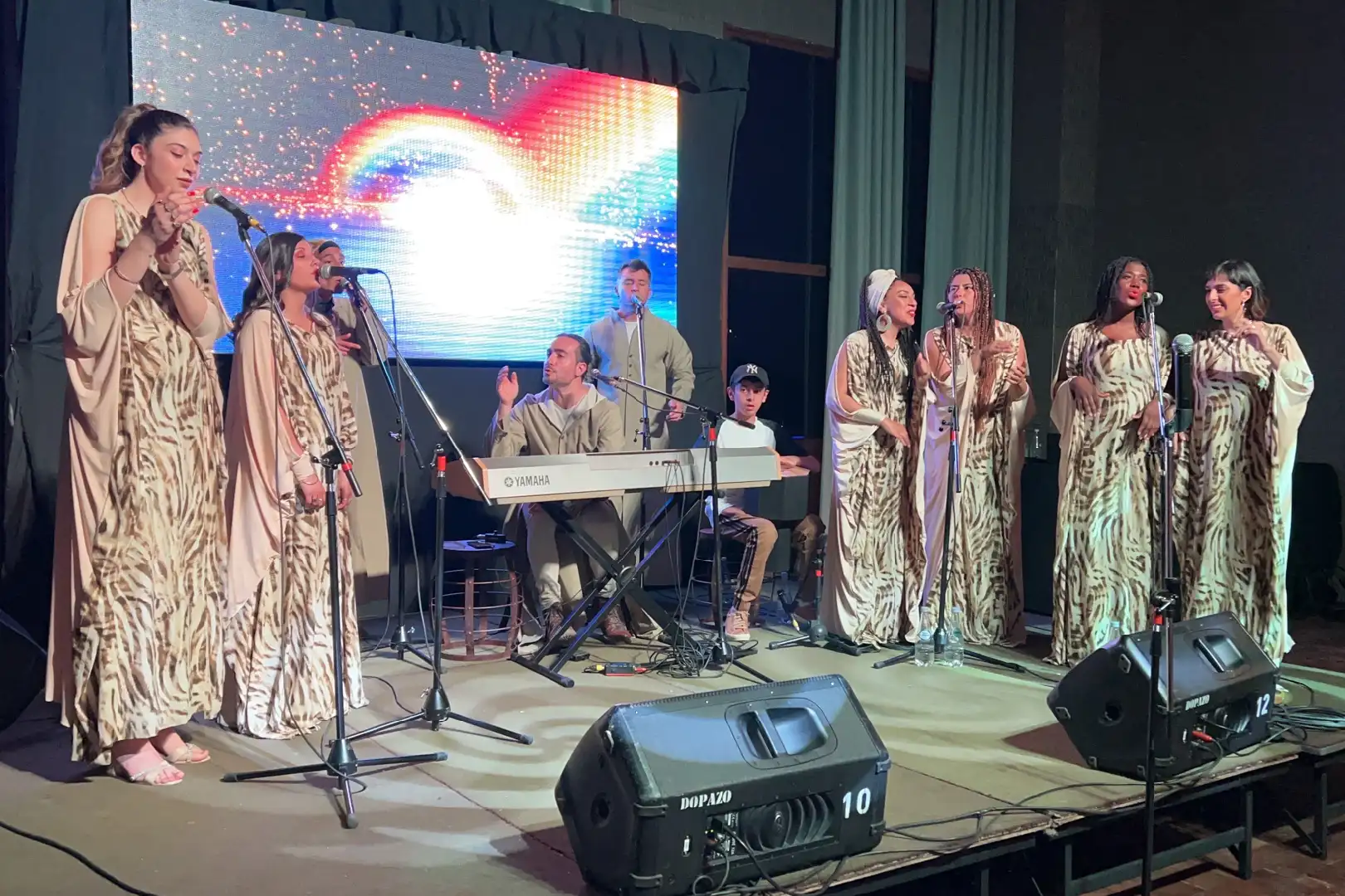 pueblo-nativo-coristas-musica-en-vivo